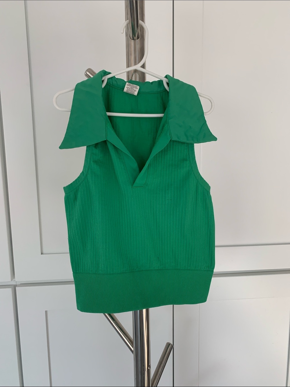 Diane Von Furstenberg Emerald Green Sleeveless Collared Athletic Top, Size XS.